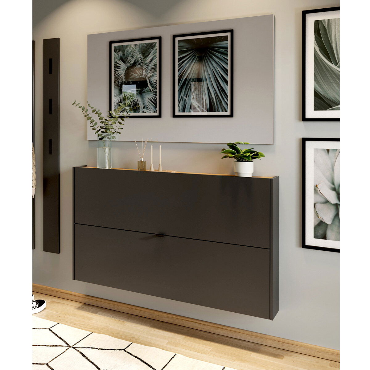 Moderne Garderobe in dunklem Design, frontal betrachtet, mit dekorativen Pflanzen und Bildern an der Wand.
