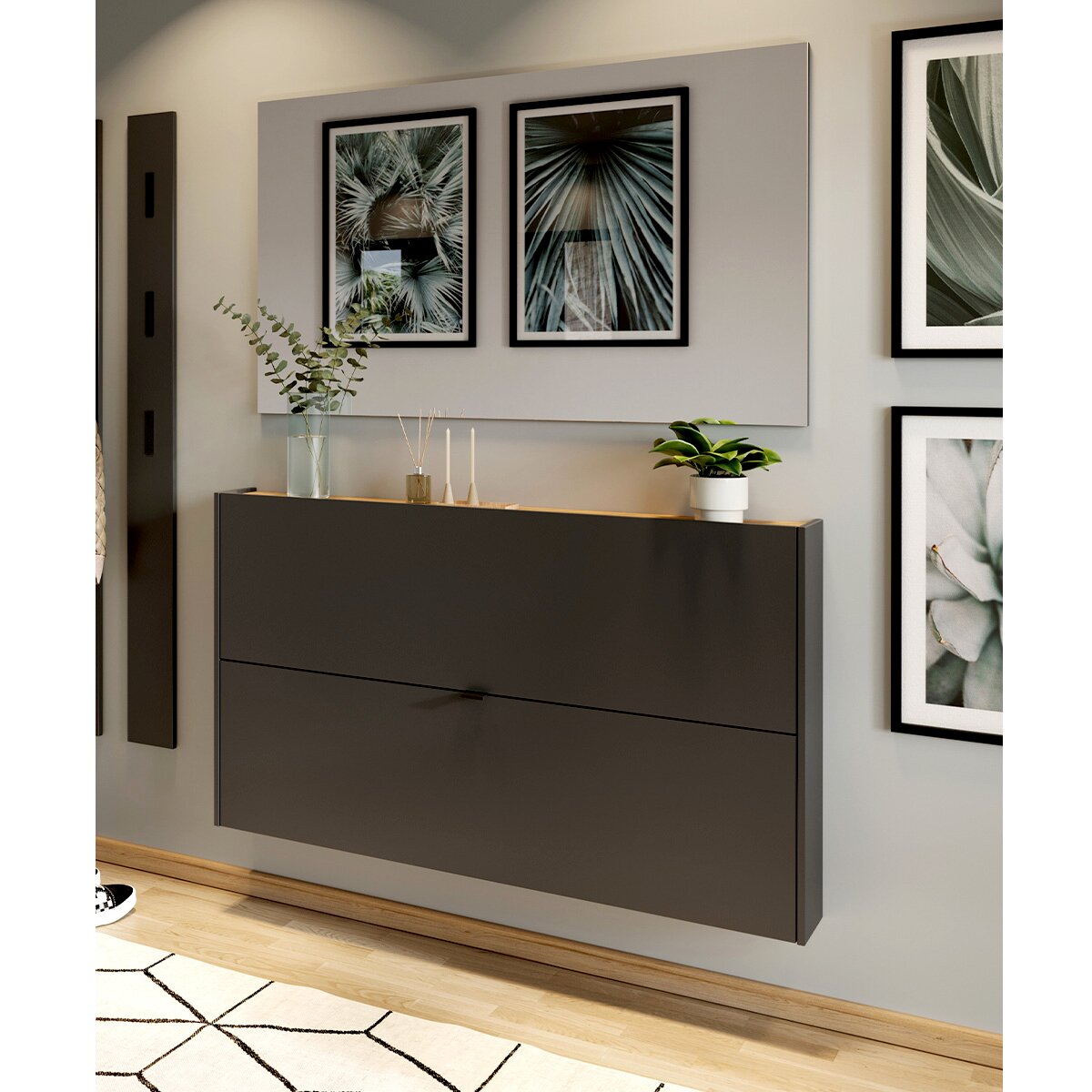Moderne Garderobe in dunklem Design, frontal betrachtet, mit dekorativen Pflanzen und Bildern an der Wand.
