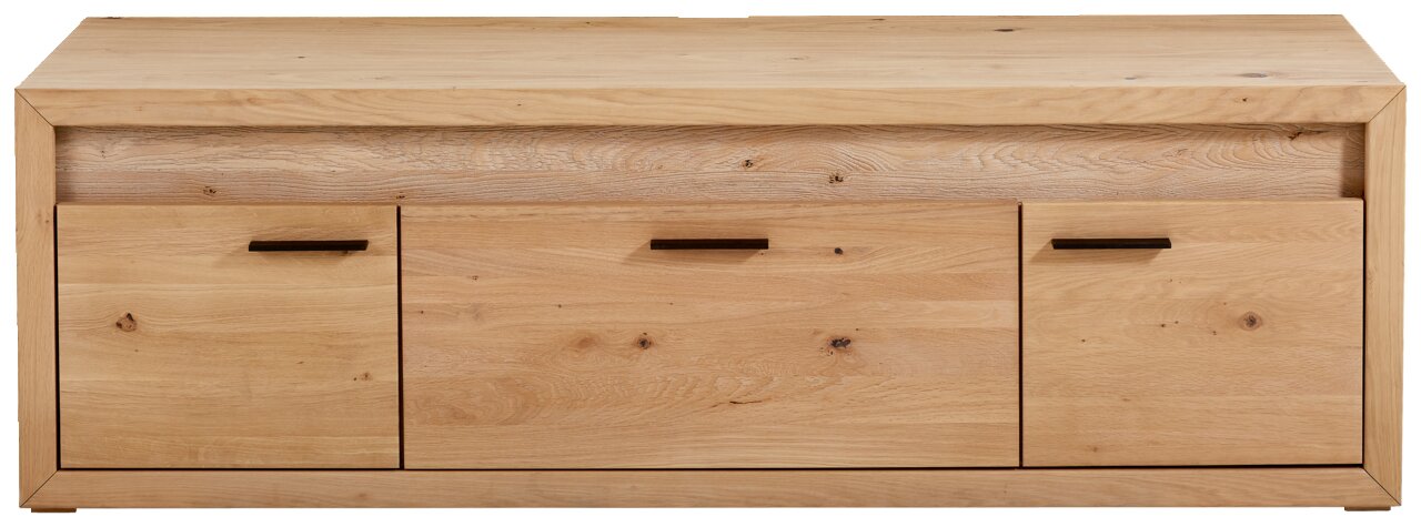 Vooraanzicht van een laag dressoir van licht hout met drie deuren en zwarte handgrepen.