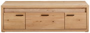 Vooraanzicht van een laag dressoir van licht hout met drie deuren en zwarte handgrepen.