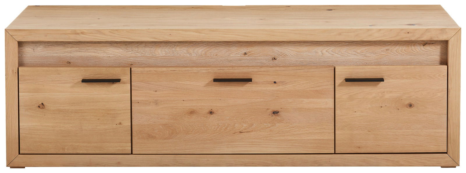Frontale Ansicht eines Lowboards aus hellem Holz mit drei Türen und schwarzen Griffen.