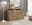 Holz-Sideboard mit drei Schubladen und zwei Türen, dekoriert mit Blumen und Büchern, aus der Frontalperspektive.