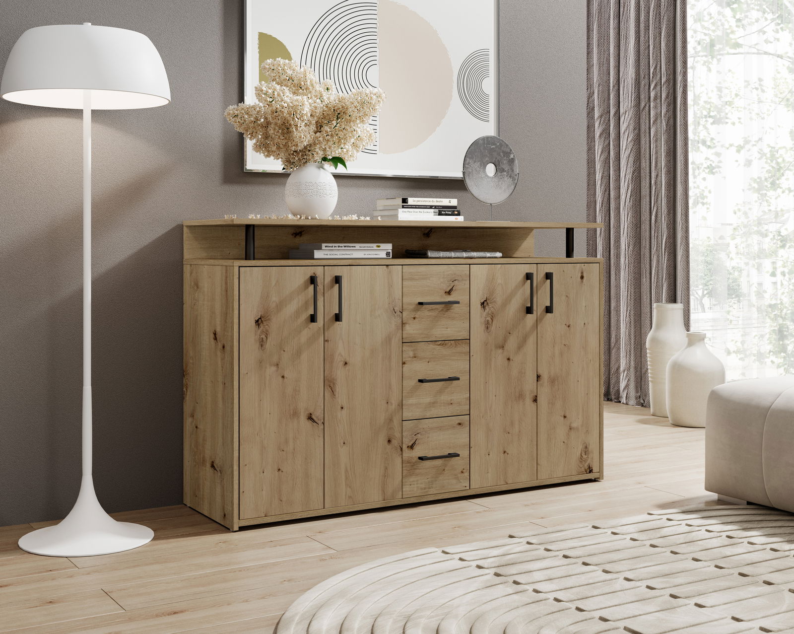 Holz-Sideboard mit drei Schubladen und zwei Türen, dekoriert mit Blumen und Büchern, aus der Frontalperspektive.