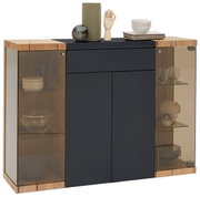 Modern hoogkast met donkere voorkant en houten details, glazen vitrines aan de zijkanten, gezien vanaf de voorkant.