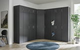 Eckschrank in dunklem Design, perspektivisch von vorne links fotografiert, mit mehreren Türen und runden Öffnungen für Kleidung.