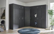 Eckschrank in dunklem Design, perspektivisch von vorne links fotografiert, mit mehreren Türen und runden Öffnungen für Kleidung.