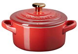 Rote Mini-Cocotte von Le Creuset mit herzförmigem goldenen Knauf, seitliche Perspektive