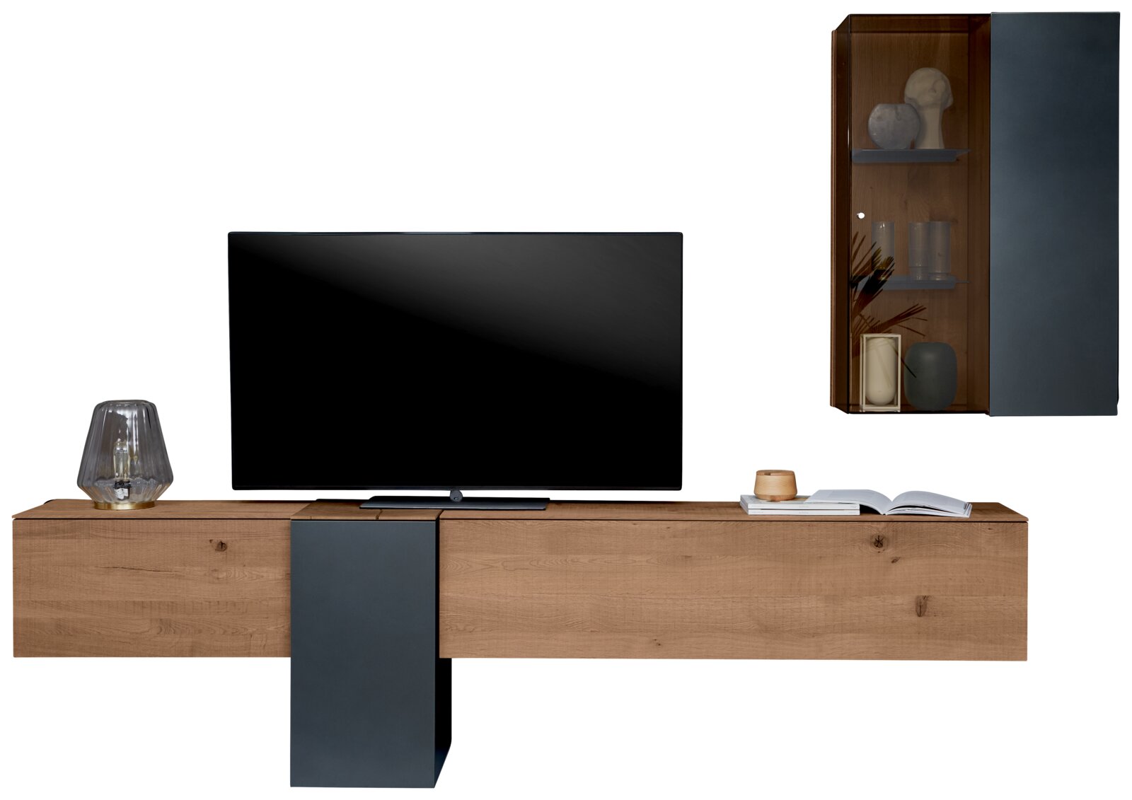 Moderne wandcombinatie met houten en metalen elementen, bestaande uit een tv-meubel met decoratie en een hangkast, hier van voren afgebeeld.
