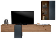 Moderne wandcombinatie met houten en metalen elementen, bestaande uit een tv-meubel met decoratie en een hangkast, hier van voren afgebeeld.