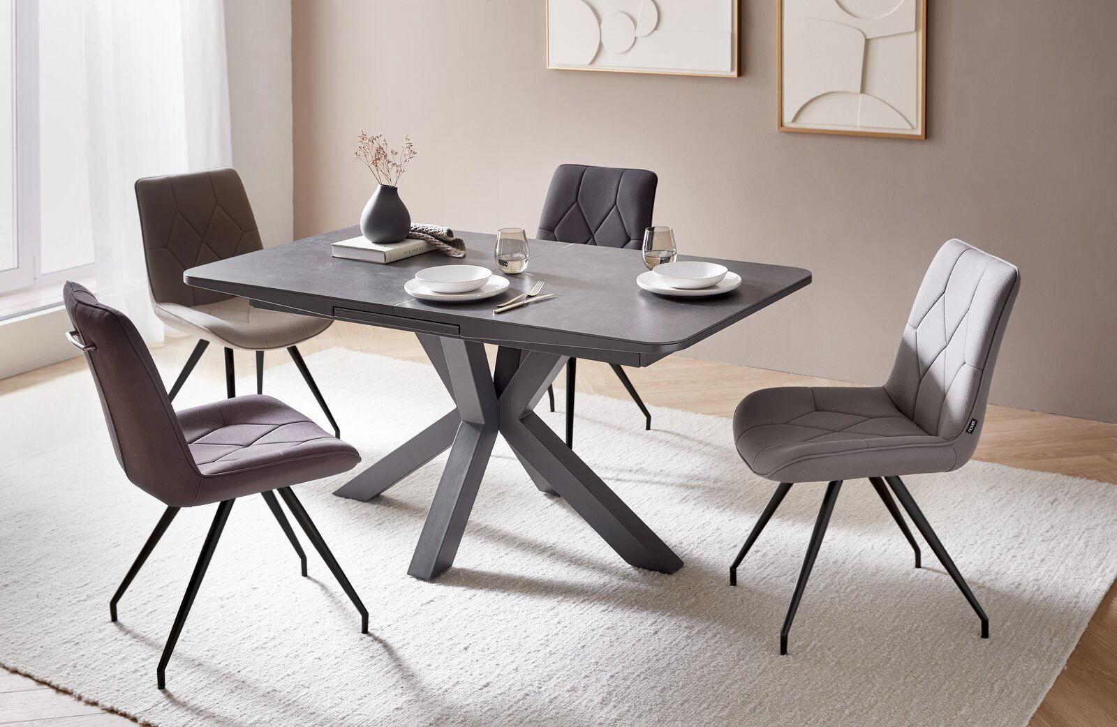 Novel Stuhl HENRY Esszimmer mit modernem Tisch und vier gepolsterten Stühlen in verschiedenen Grautönen, seitliche Perspektive
