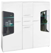 Witte hoge vitrinekast met glazen inzetstukken en decoratieve elementen, vooraanzicht