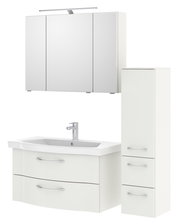 Badezimmermöbel-Set bestehend aus einem Spiegelschrank mit Beleuchtung, einem Waschbeckenunterschrank mit zwei Schubladen und einem hohen Seitenschrank mit drei Schubladen, aus weißem Material, Frontalansicht.