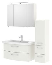 Badezimmermöbel-Set bestehend aus einem Spiegelschrank mit Beleuchtung, einem Waschbeckenunterschrank mit zwei Schubladen und einem hohen Seitenschrank mit drei Schubladen, aus weißem Material, Frontalansicht.