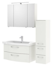 Badezimmermöbel-Set bestehend aus einem Spiegelschrank mit Beleuchtung, einem Waschbeckenunterschrank mit zwei Schubladen und einem hohen Seitenschrank mit drei Schubladen, aus weißem Material, Frontalansicht.