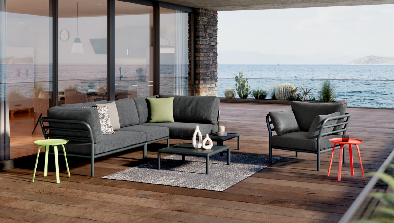 Ambia Garden Beistelltisch KATI Moderner Beistelltisch auf einer Terrasse mit Meerblick, umgeben von stilvollen Gartenmöbeln. Perspektive von vorne.