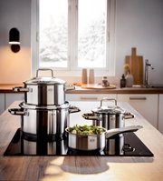 4-delige Charm-pannenset van roestvrij staal in een moderne keuken, zijaanzicht