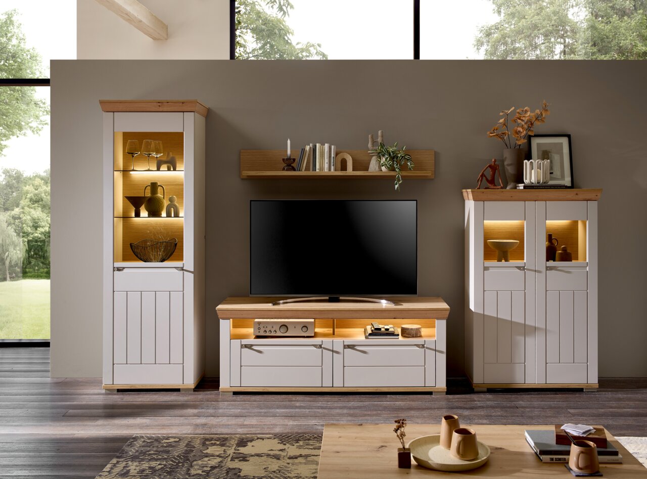 Moderne Wandkombination mit TV-Schrank, zwei Vitrinen und einem Regal in Holzoptik, frontal fotografiert.