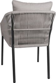 Rückansicht eines grauen Stapelsessels mit geflochtenem Design und schwarzem Metallgestell.