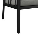 Nahaufnahme einer Gartenbank mit schwarzem Metallrahmen und grauem Polster, seitliche Perspektive