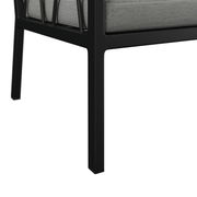 Nahaufnahme einer Gartenbank mit schwarzem Metallrahmen und grauem Polster, seitliche Perspektive