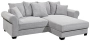 Graues Ecksofa mit mehreren Kissen, aus einer leicht erhöhten Perspektive fotografiert.