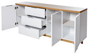 Weißes Sideboard mit Holzoberfläche, drei offenen Schubladen und zwei offenen Türen, Perspektive von vorne.