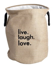 Wäschesammler aus natürlicher Jute mit der Aufschrift 'live. laugh. love.' in schwarzer Schrift, seitliche Perspektive