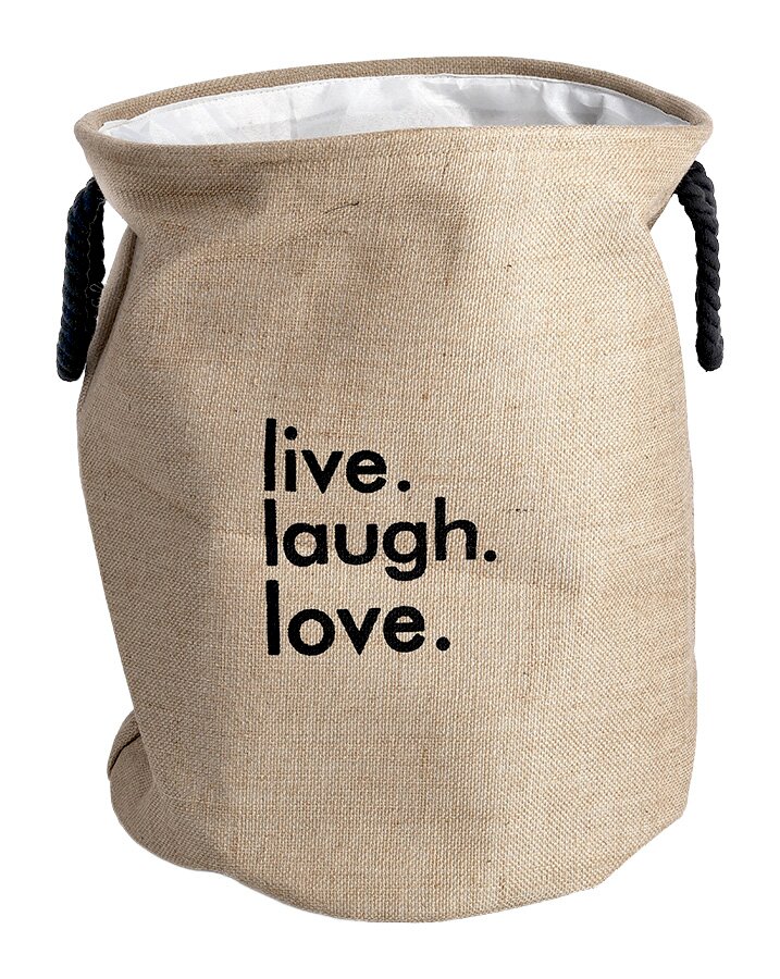 Wäschesammler aus natürlicher Jute mit der Aufschrift 'live. laugh. love.' in schwarzer Schrift, seitliche Perspektive