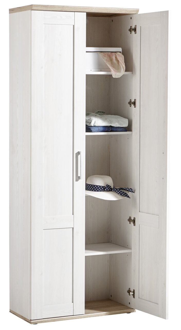 Kledingkast van licht hout met open deur, met daarin verschillende planken met kleding en een hoed, gezien van voren.