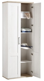 Kledingkast van licht hout met open deur, met daarin verschillende planken met kleding en een hoed, gezien van voren.