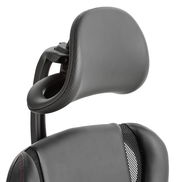 Nahaufnahme der Kopfstütze eines Gaming Stuhls in schwarzem Leder mit ergonomischem Design, seitliche Perspektive