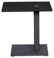 Moderner schwarzer Beistelltisch mit quadratischer Tischplatte und schlankem Metallgestell, Frontalansicht.