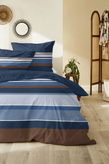 Bettwäsche-Set mit blauen, braunen und weißen Streifen, frontal fotografiert in einem gemütlichen Schlafzimmer.