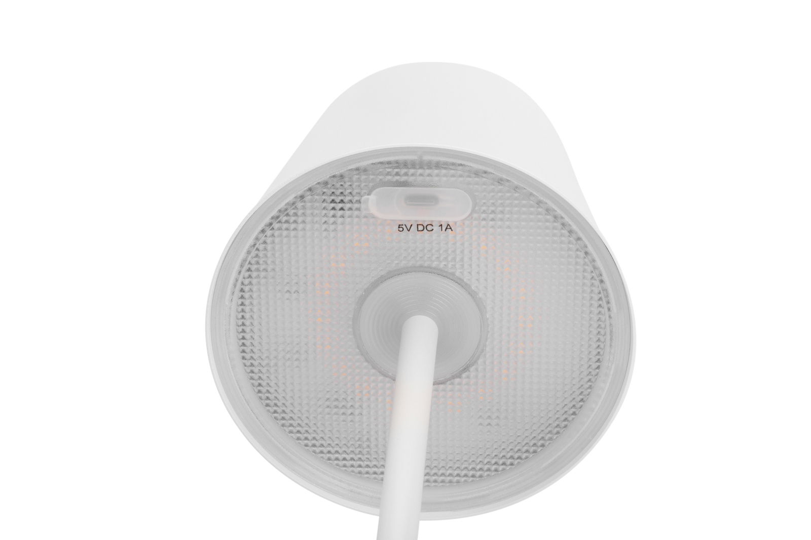 Unteransicht einer weißen Akku-Stehleuchte mit sichtbarem Ladeanschluss und Text '5V DC 1A'.