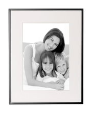 Zwart aluminium frame NIGRA met een familiefoto, gezien van voren.