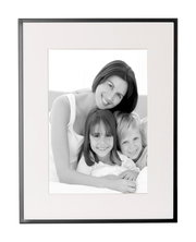 Schwarzer Aluminiumrahmen NIGRA mit einem Familienfoto, frontal betrachtet.