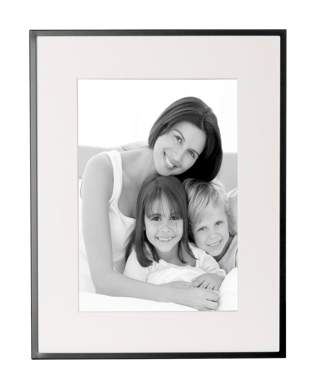 Schwarzer Aluminiumrahmen NIGRA mit einem Familienfoto, frontal betrachtet.