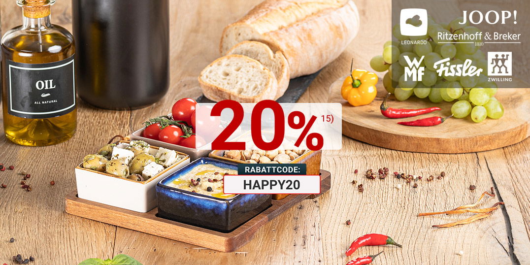 Rustikales Tisch-Setup mit Wein, Öl, Baguette, Trauben, Dips, Tomaten und Nüssen auf Holzplatte