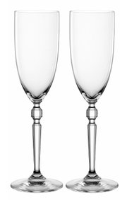 Zwei transparente Sekt- bzw. Champagnergläser aus Glas mit langem Stiel und facettiertem Detail, freigestellt auf weißem Hintergrund, Frontansicht