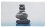 Vogelperspektive auf eine Wanneneinlage mit einem Zen-Steine-Motiv, das auf Wasser balanciert.