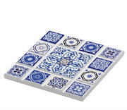 Onderzetter MARRAKESCH met kruis en blauw-witte mozaïekpatronen, schuin van bovenaf gefotografeerd.