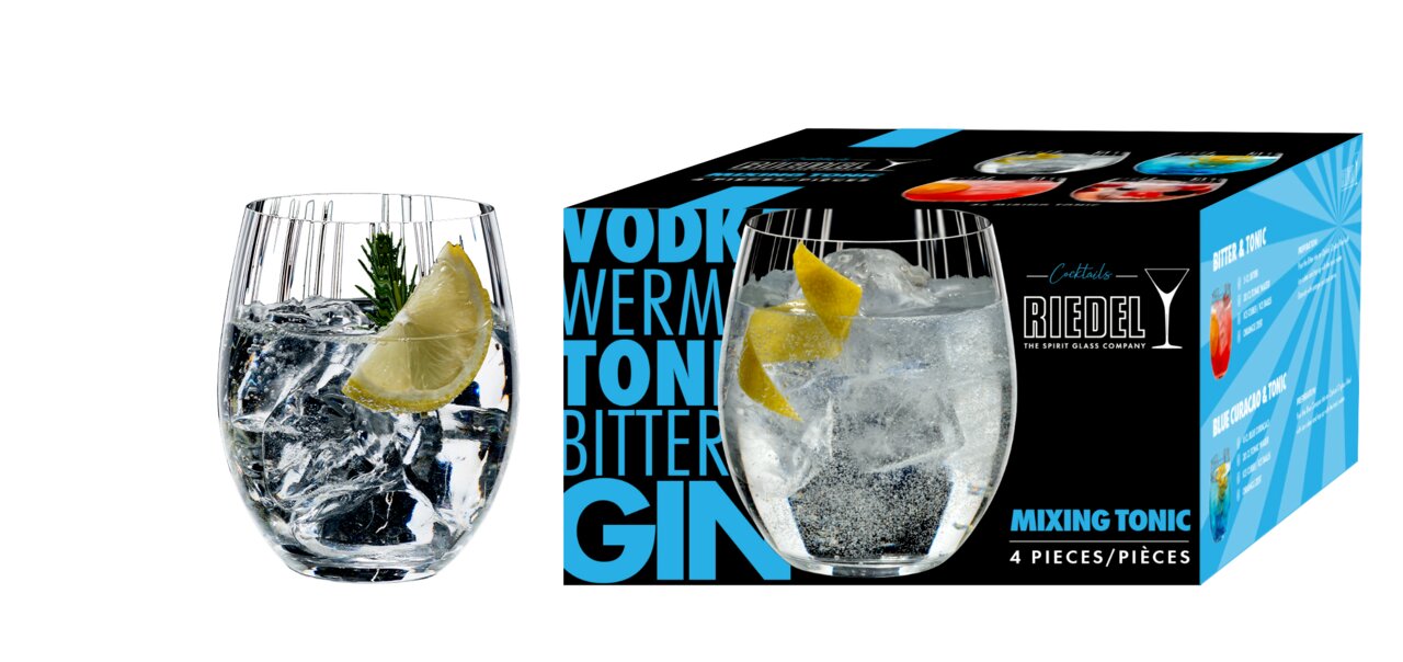 Ein Glas mit Eiswürfeln, einer Zitronenscheibe und einem Rosmarinzweig, neben einer Verpackung des Mixing Tonic Sets, aus der Perspektive von vorne.