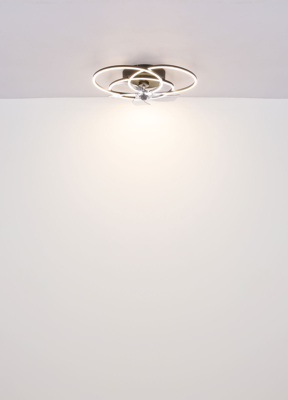 Moderner Deckenventilator mit LED-Beleuchtung, von unten betrachtet