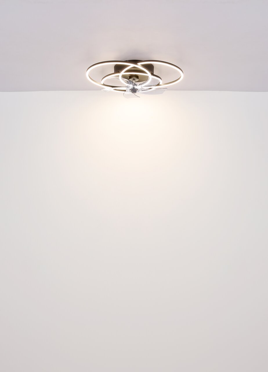 Moderner Deckenventilator mit LED-Beleuchtung, von unten betrachtet