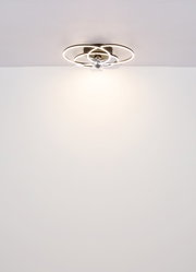 Moderner Deckenventilator mit LED-Beleuchtung, von unten betrachtet