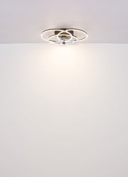 Moderner Deckenventilator mit LED-Beleuchtung, von unten betrachtet