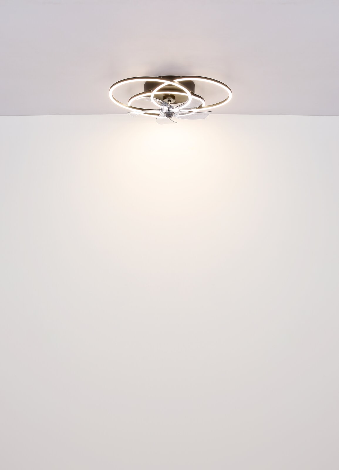 Moderner Deckenventilator mit LED-Beleuchtung, von unten betrachtet