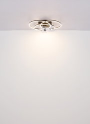 Moderner Deckenventilator mit LED-Beleuchtung, von unten betrachtet
