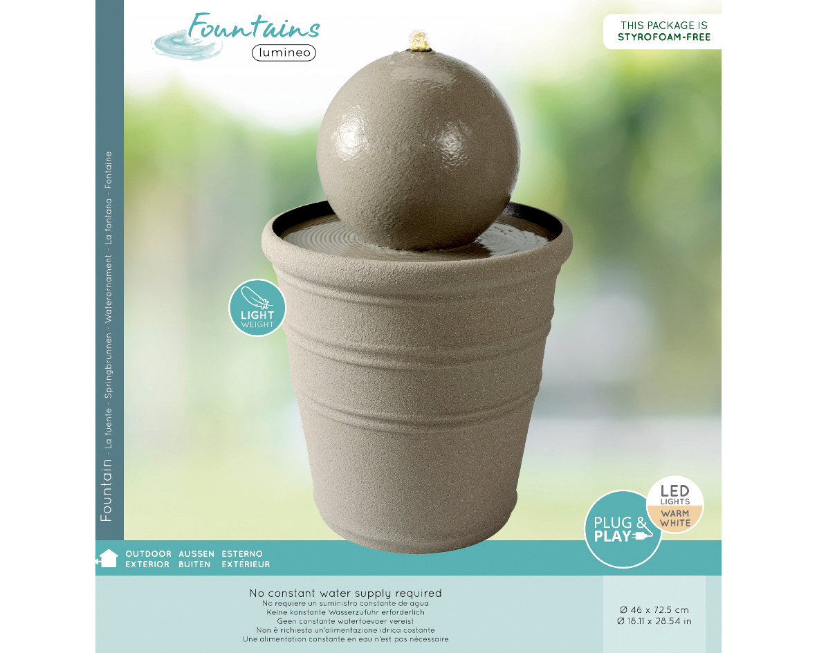 Brunnen aus recyceltem Kunststoff mit kugelförmigem Design, LED-Beleuchtung in warmem Weiß, leicht und für den Außenbereich geeignet. Perspektive: Frontalansicht.