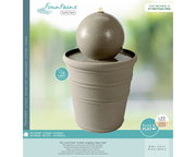 Brunnen aus recyceltem Kunststoff mit kugelförmigem Design, LED-Beleuchtung in warmem Weiß, leicht und für den Außenbereich geeignet. Perspektive: Frontalansicht.